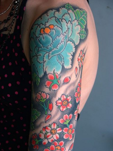 手臂蓝色牡丹花和红色小花纹身图案