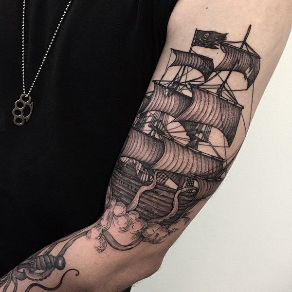手臂雕刻风格帆船与章鱼纹身图案