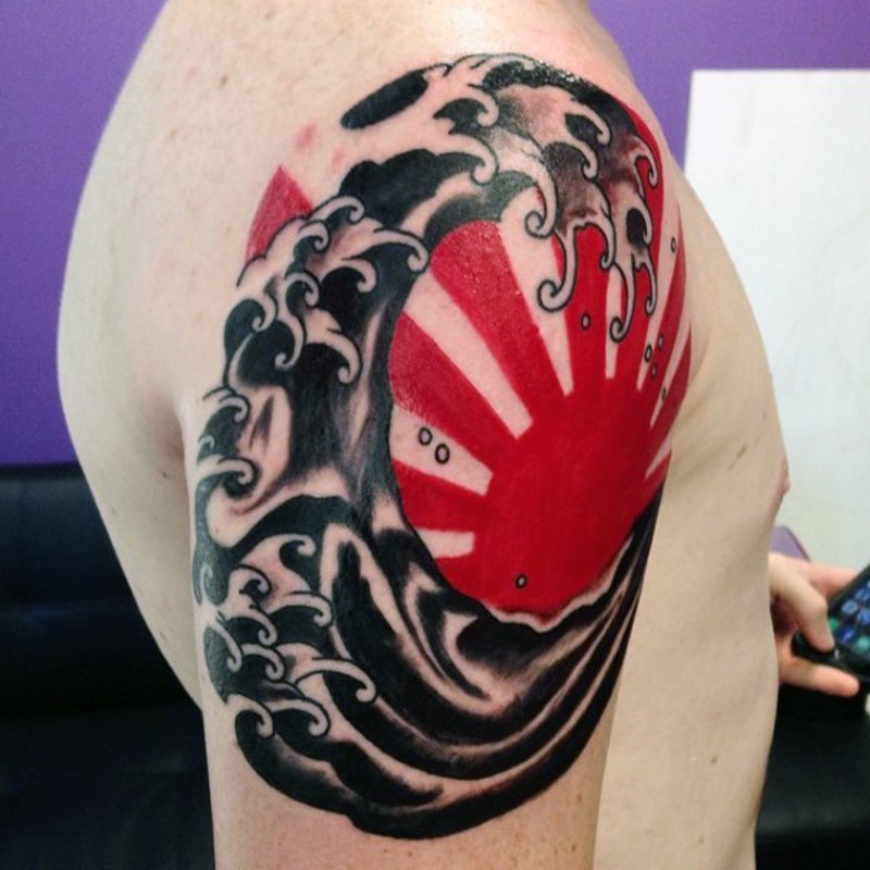 大臂亚洲风格的红色太阳和浪花纹身图案