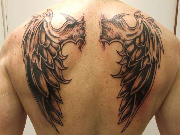 背部简单的黑色怪物翅膀纹身图案