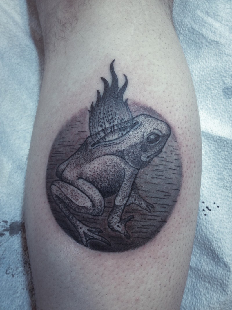 小腿雕刻风格黑色青蛙与火焰纹身图案
