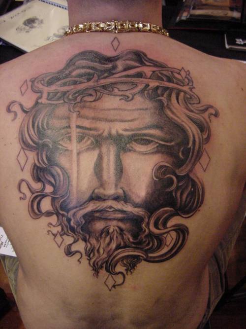 背部耶稣的脸和荆棘冠纹身图案