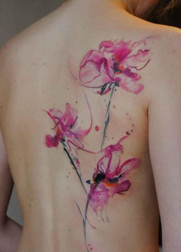 背部美丽的水彩花卉纹身图案