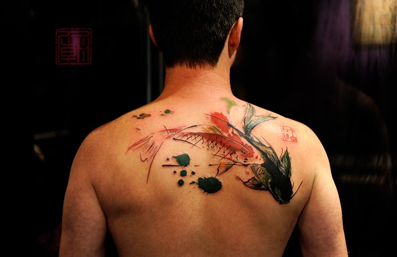 背部亚洲传统五彩鲤鱼游泳纹身图案