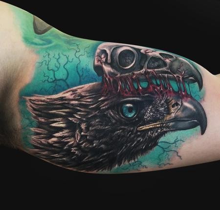 大臂很酷的鸟头骨与乌鸦纹身图案