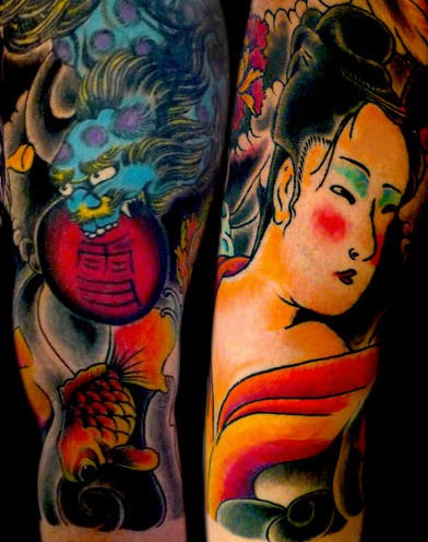 手臂彩色的石狮与艺妓纹身图案
