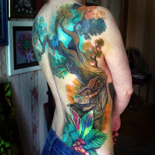 背部美丽的彩色树房子与花朵纹身图案