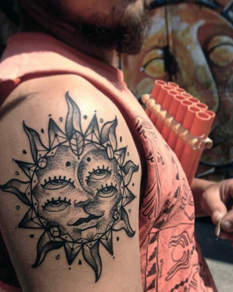 手臂神秘的太阳与两双眼睛点刺纹身图案