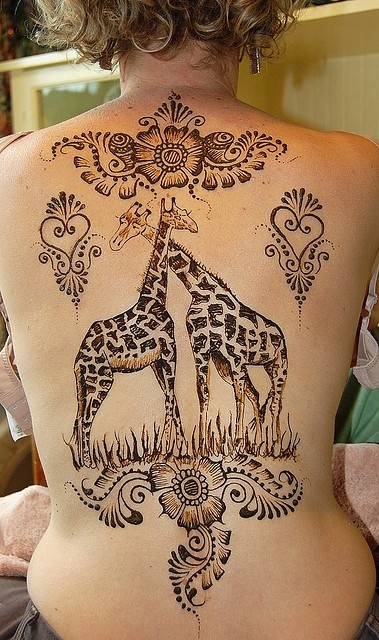 背部可爱的长颈鹿和花朵纹身图案