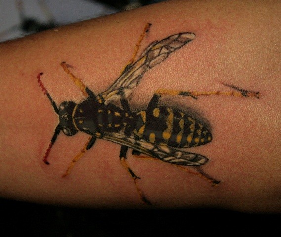 手臂上的多彩3D蜜蜂纹身图案