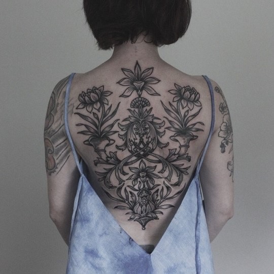 女生背部黑色的各种花卉纹身图案