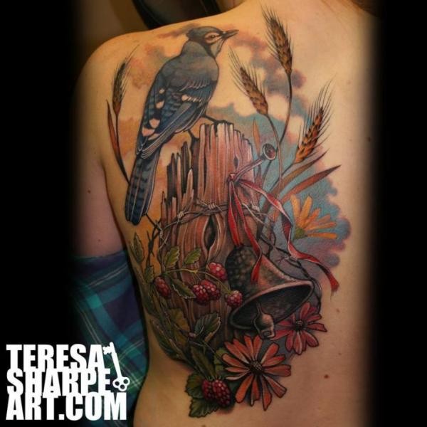 背部漂亮五彩的断树和小鸟浆果鲜花纹身图案