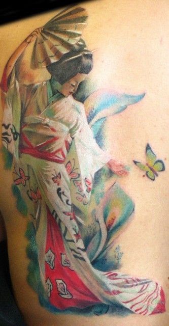 背部亚洲风格五彩的艺妓花卉和蝴蝶纹身图案