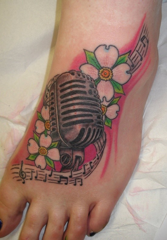 脚背彩绘山茱萸花和麦克风纹身图案