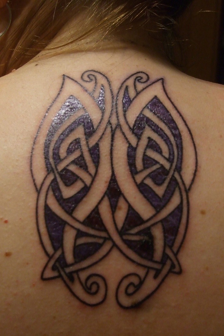 背部美丽的紫色凯尔特蝴蝶纹身图案