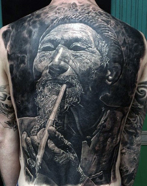满背惊人的非常逼真黑白亚洲男子肖像纹身图案