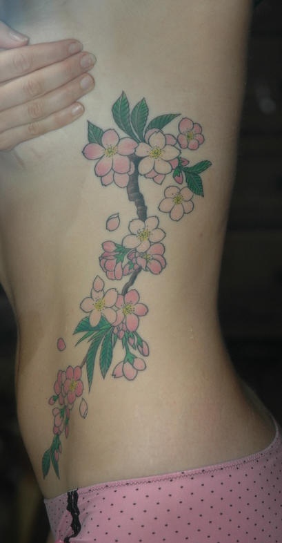 侧肋树上盛的美丽桃花纹身图案