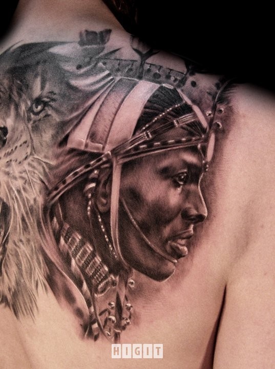 背部写实风格黑灰部落人类与狮子纹身图案