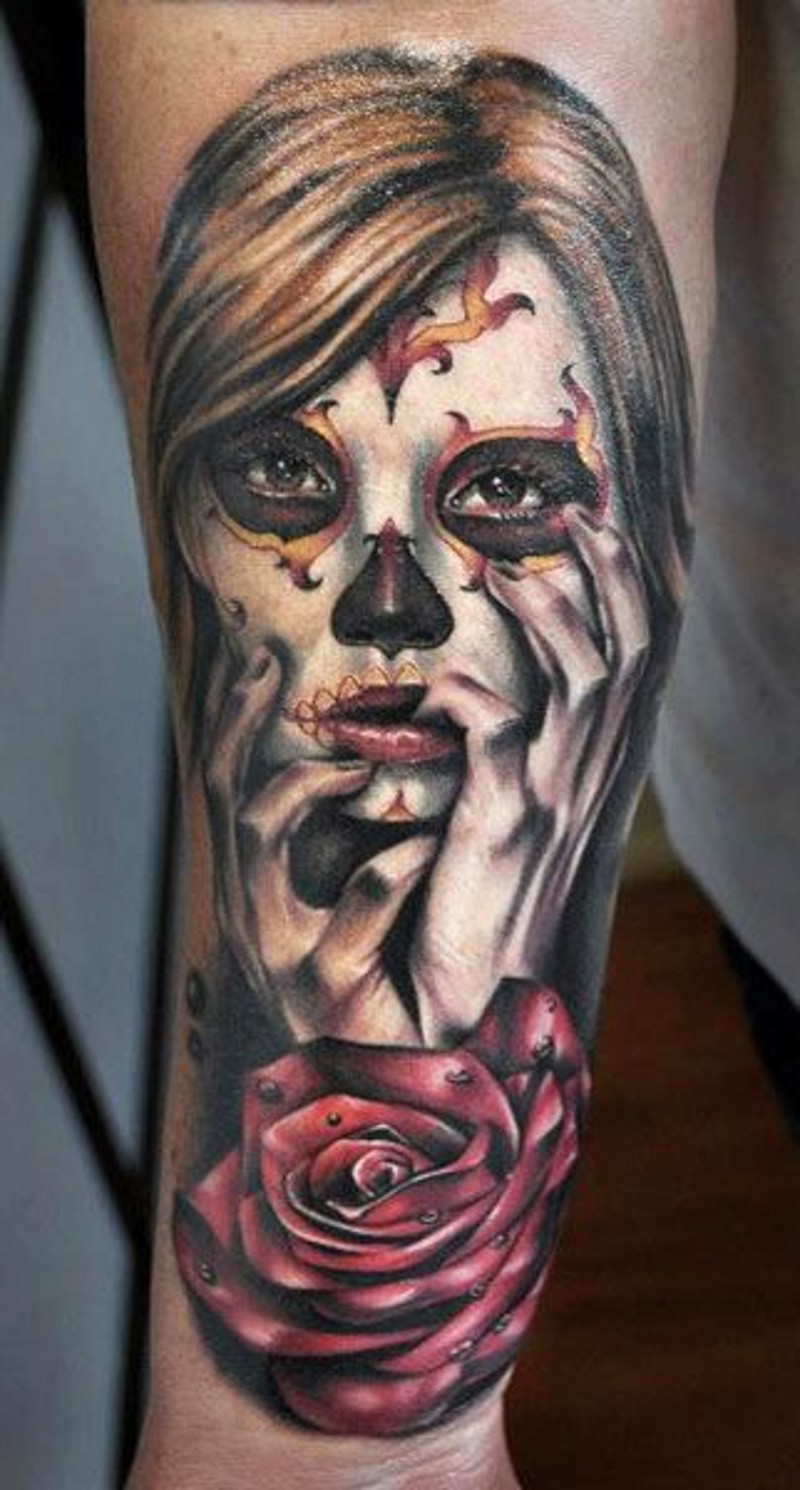 手臂忧伤的美丽死亡女郎和暗红色玫瑰纹身图案