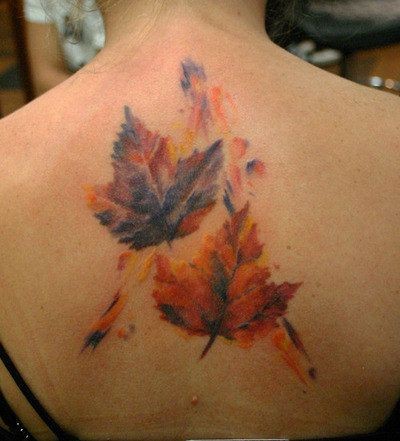 写实的彩绘枫叶背部纹身图案