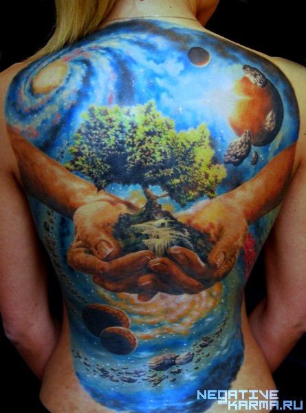 背部五颜六色的人手与树和行星纹身图案