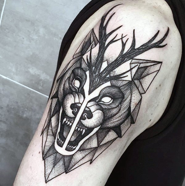 大臂雕刻风格黑色邪恶的狼和鹿纹身图案