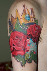 大臂金色皇冠钻石和玫瑰彩绘纹身图案