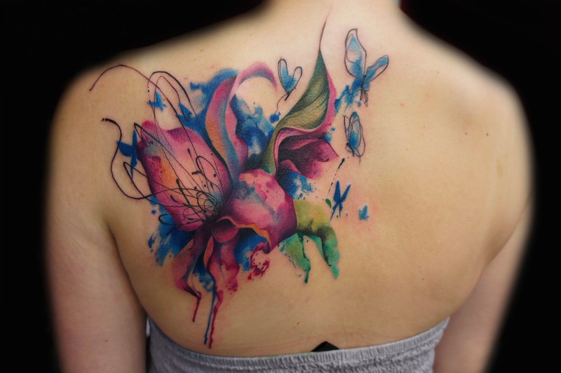 背部漂亮的彩色大花朵纹身图案