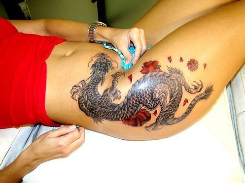 大腿亚洲风格的龙与花朵彩色纹身图案