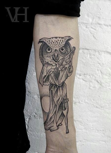小臂拉小提琴的猫头鹰黑色纹身图案