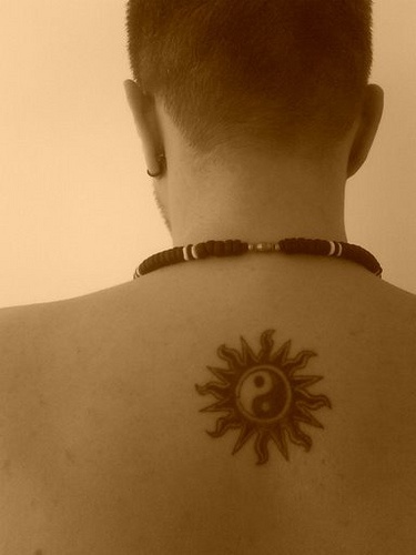 背部太阳式的阴阳八卦纹身图案