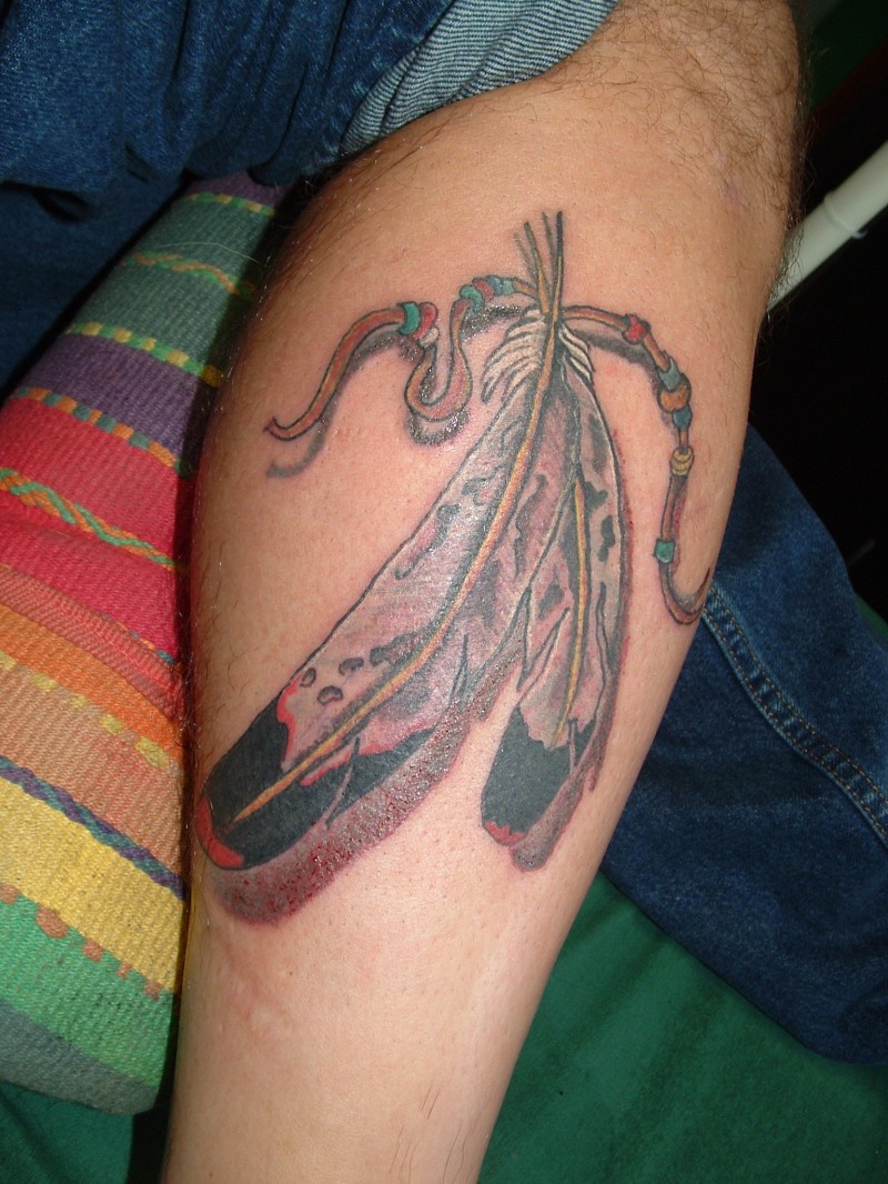 小腿彩色的鹰羽毛与绳子纹身图案