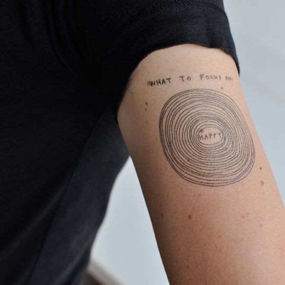 简单的黑色线条圆圈和字母手臂纹身图案