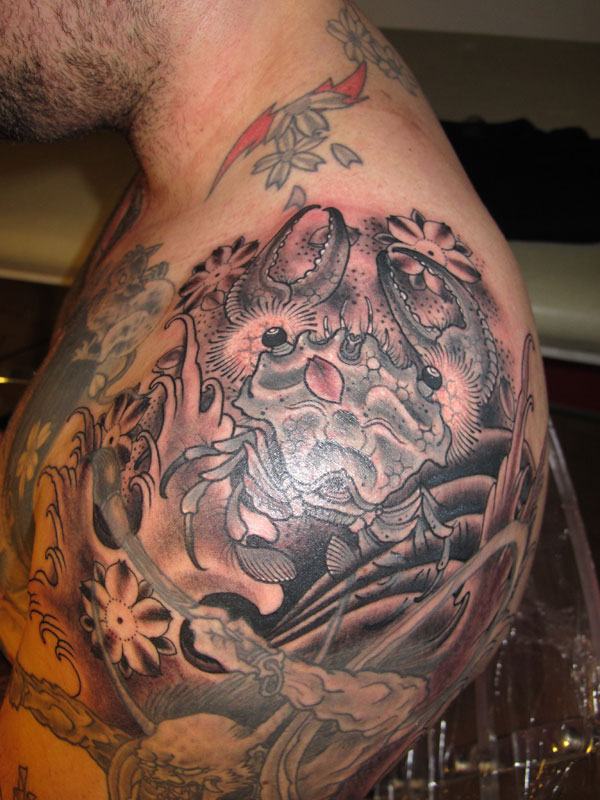 肩部亚洲螃蟹写实纹身图案