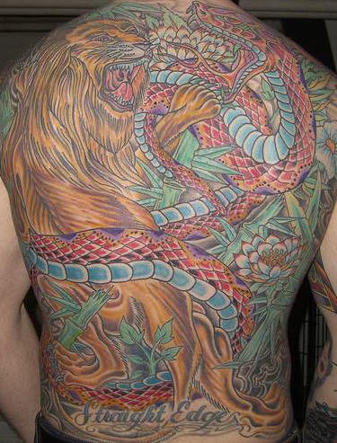 满背彩色的蛇和狮子莲花纹身图案