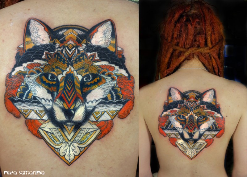 背部神秘彩绘的狐狸与装饰纹身图案