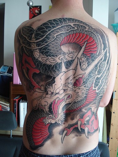 男性满背日式彩绘龙纹身图案