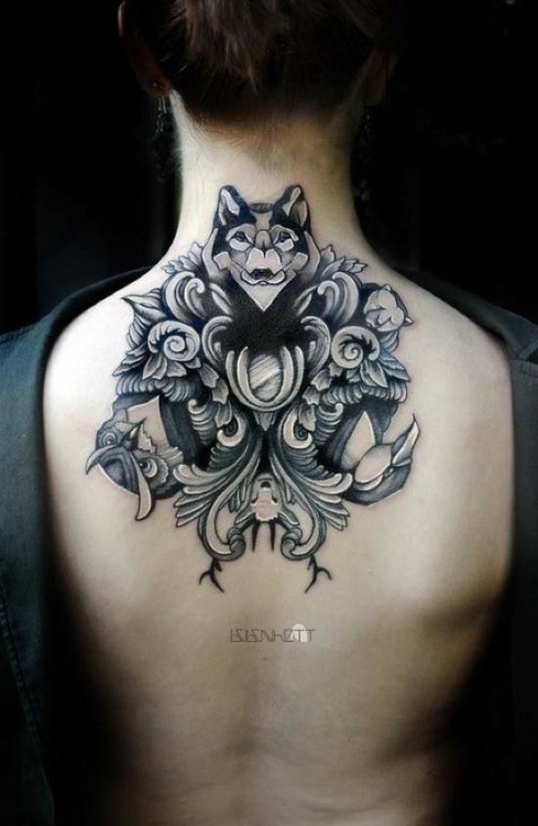 背部黑白猫头鹰与狼和花朵纹身图案