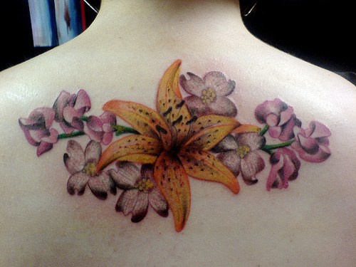 背部彩色的百合花和花蕊纹身图案