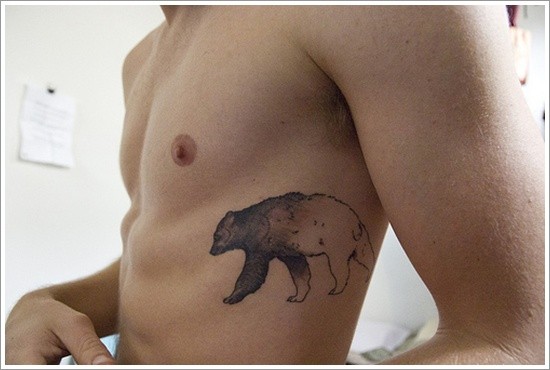 男子侧肋创意的黑白熊纹身图案