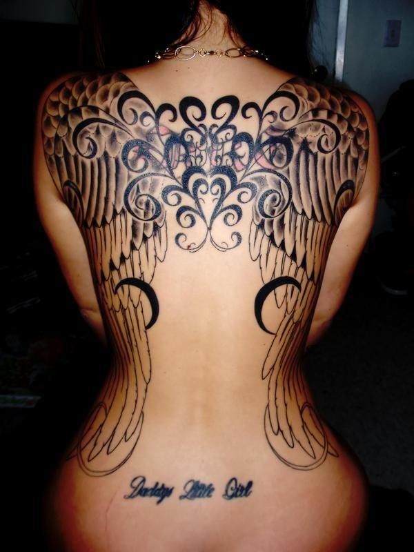 背部美妙的黑色翅膀与藤蔓纹身图案