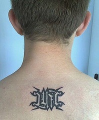 背部黑色的双向花体字纹身图案