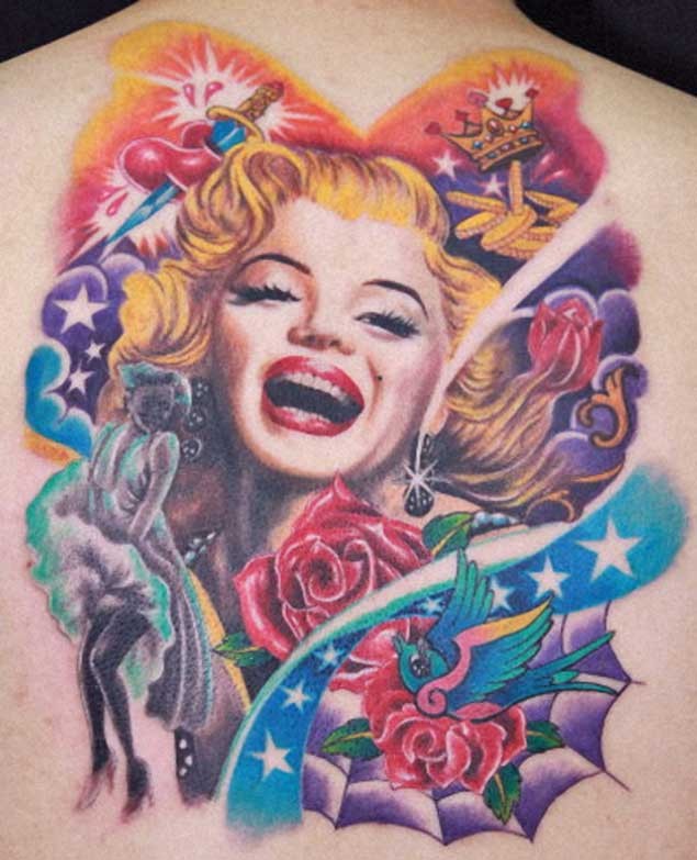 背部令人惊叹的五彩玛丽莲梦露肖像玫瑰纹身图案