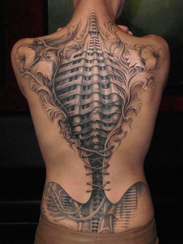 背部华丽的3D黑白骨架与花朵撕皮纹身图案