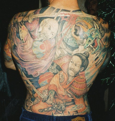 满背日本武士与龙彩绘纹身图案