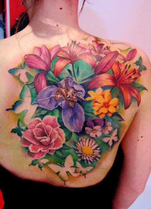 背部美丽生动的彩色热带花卉纹身图案