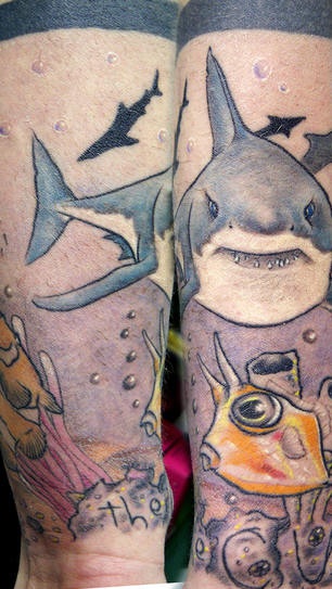 小臂海洋主题的卡通鲨鱼纹身图案