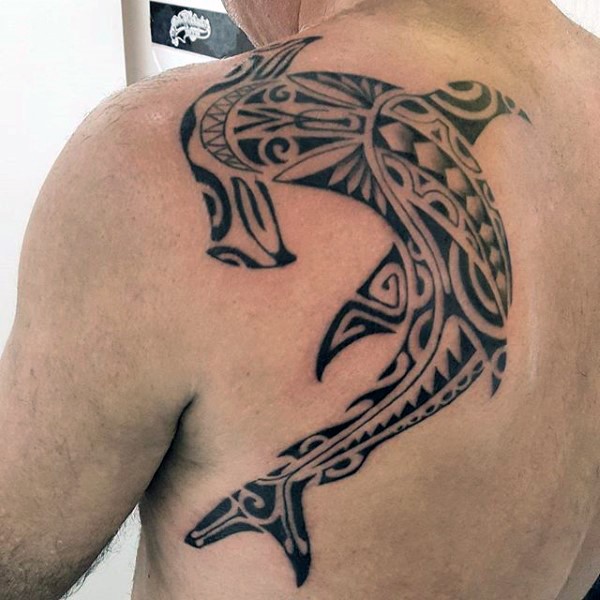 背部经典的大型黑色波利尼西亚风格鲨鱼纹身图案