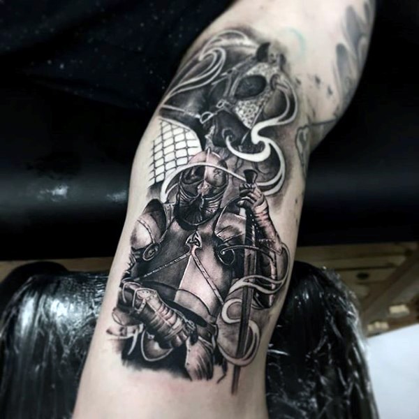 手臂印象深刻的中世纪战士与马纹身图案
