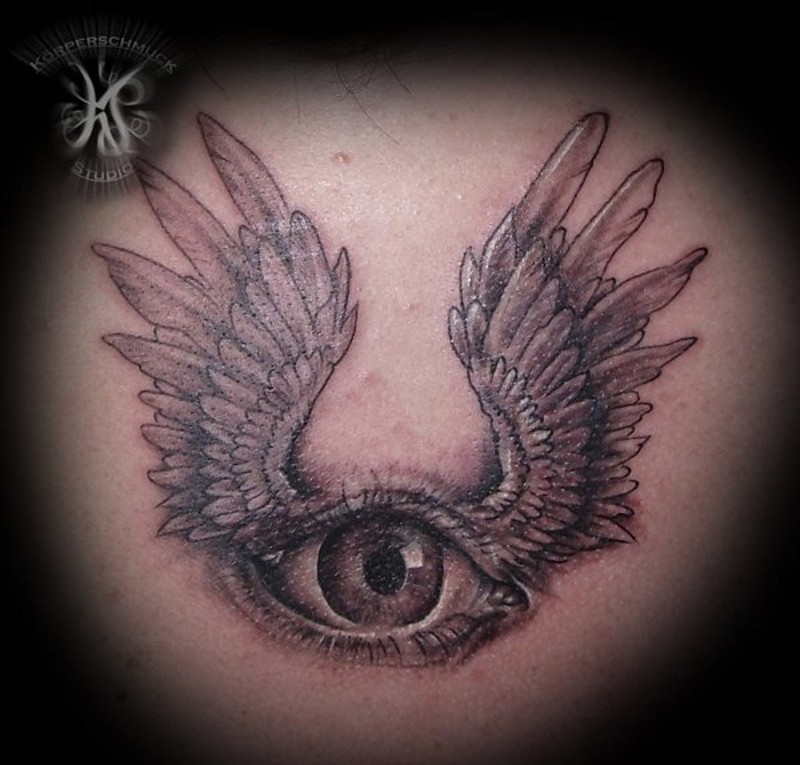背部写实的黑色眼睛和白色的翅膀纹身图案